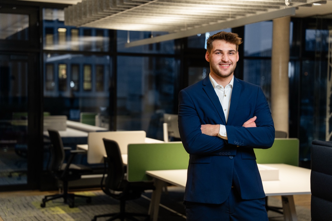 Jan Wernicke, Gründer von Lipperty Finance, lächelnd mit verschränkten Armen in einem modernen Büro