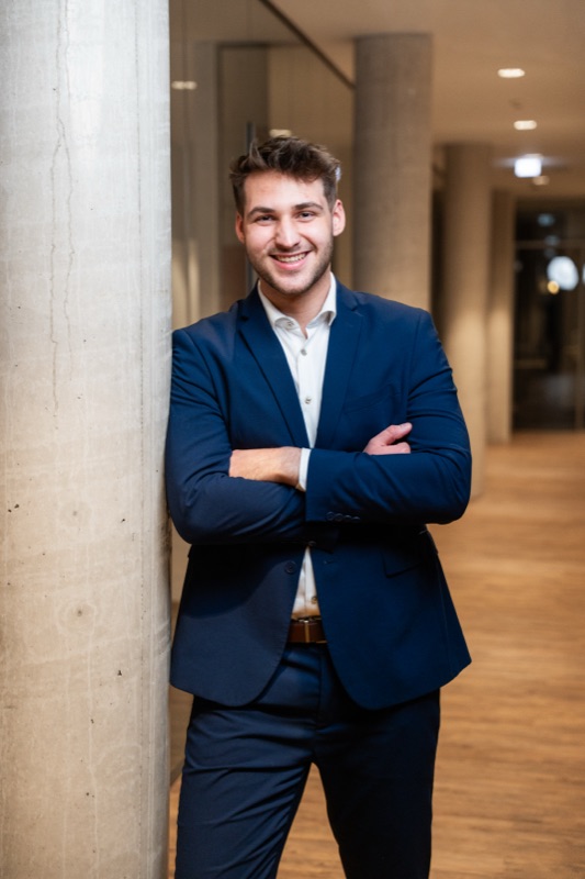 Jan Wernicke, Gründer und Berater von Lipperty Finance, an eine Säule gelehnt